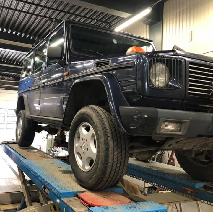 Svart bil på verksted